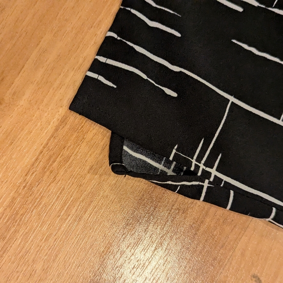 Isabel Maternity Blouse in Black and White Geometric Print in M - Picture 5 of 5